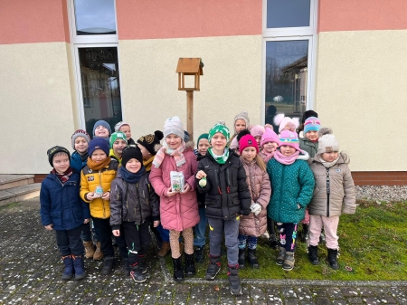 Przedszkolaki dokarmiają zimą ptaki