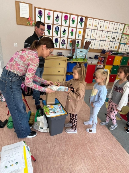 Pracownicy PGK gościnnie w grupie 5 i 6-latków. Pogadanka ''Segregacja odpadów''...