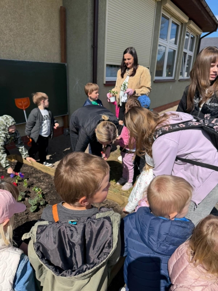 Przedszkolaki rozpoczynają sezon w ogrodzie 