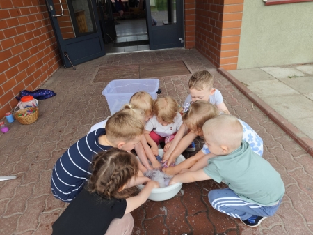 Pranie ubranek dla lalek w grupie 3-5 latków